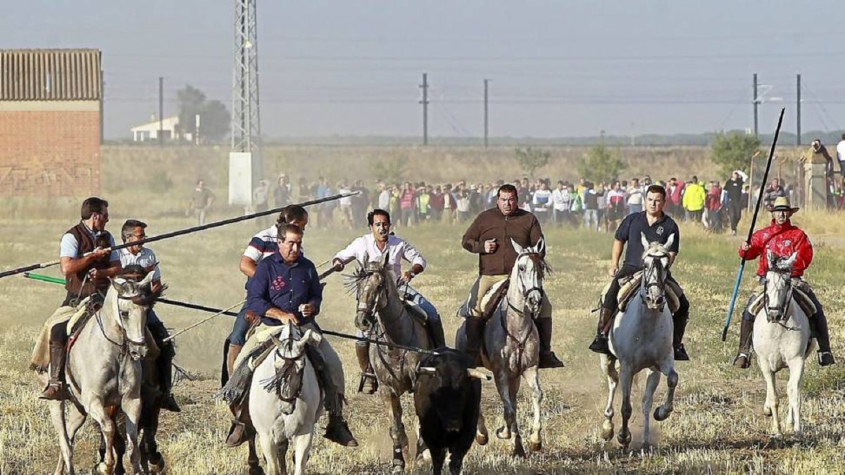 Caballistas durante el primer encierro de Medina deL Campo-J.M. Lostau