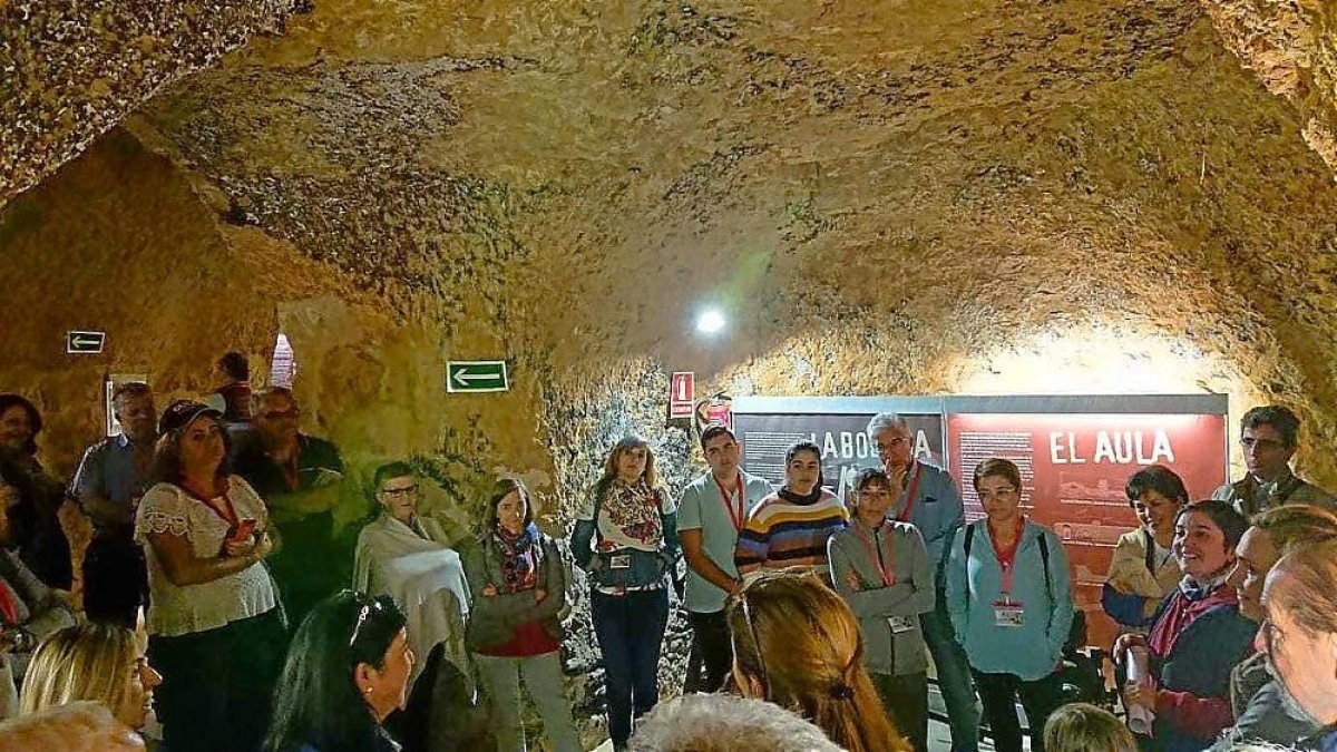 Uno de los pases de esta edición de Vendimiario visita el Aula de Interpretación y una bodega subterránea.-EL MUNDO