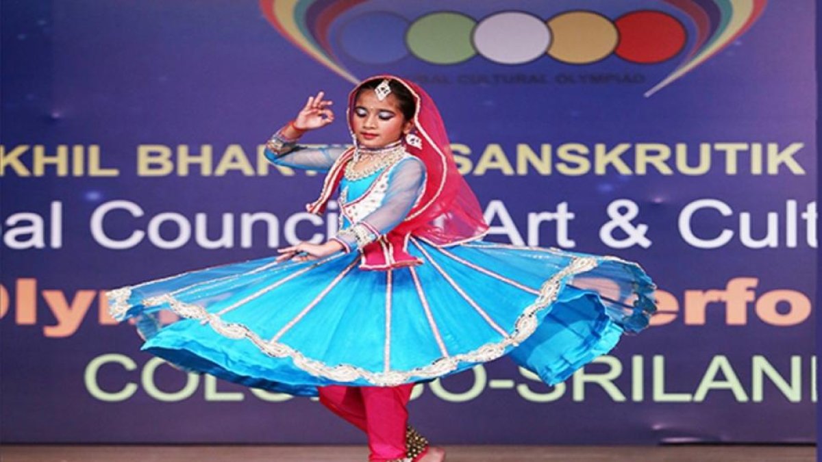 Una bailarina muestra una de las danzas típicas de la India durante la edición del año pasado.-EL MUNDO