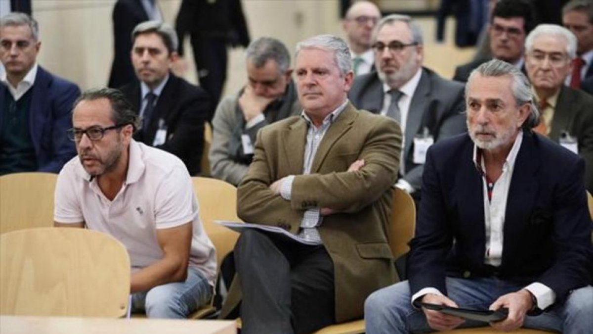 Álvaro Pérez Alonso, el Bigotes, Pablo Crespo y Francisco Correa, el lunes en el juicio por la Gürtel valenciana en San Fernando de Henares (Madrid).-EFE