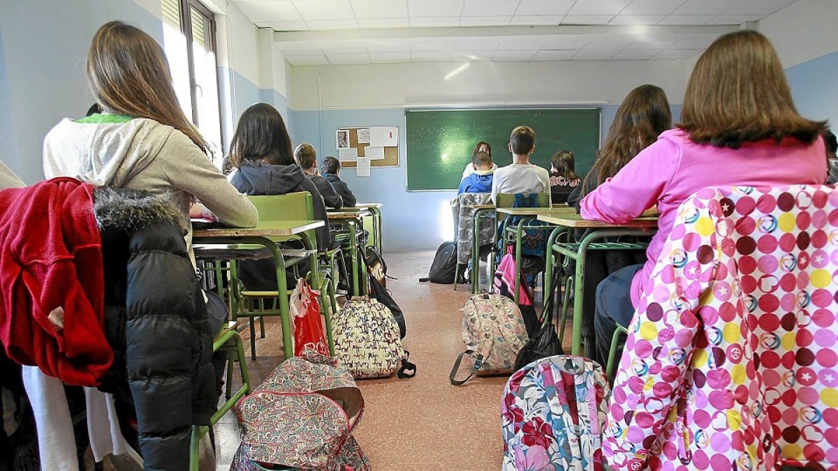 Escolares atienden a su profesor en un centro escolar de Castilla y León en una foto de archivo. / J. M. LOSTAU