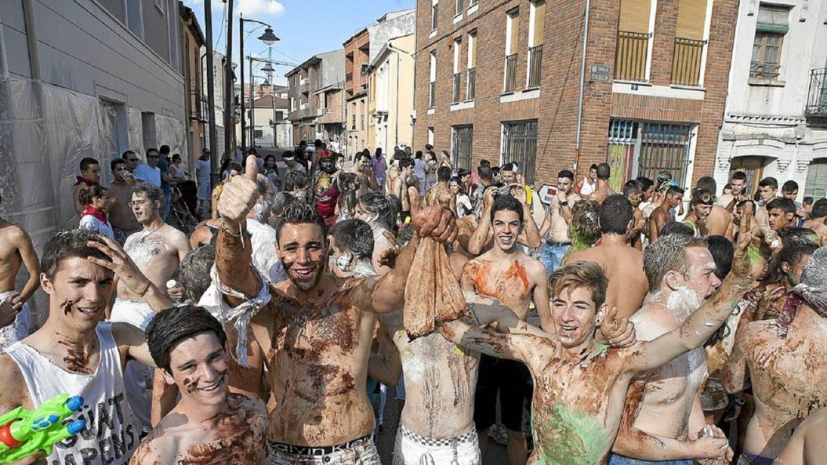 Un grupo de jóvenes se divierte durante la celebración del zambombazo en la localidad vallisoletana de Íscar.-José C. Castillo