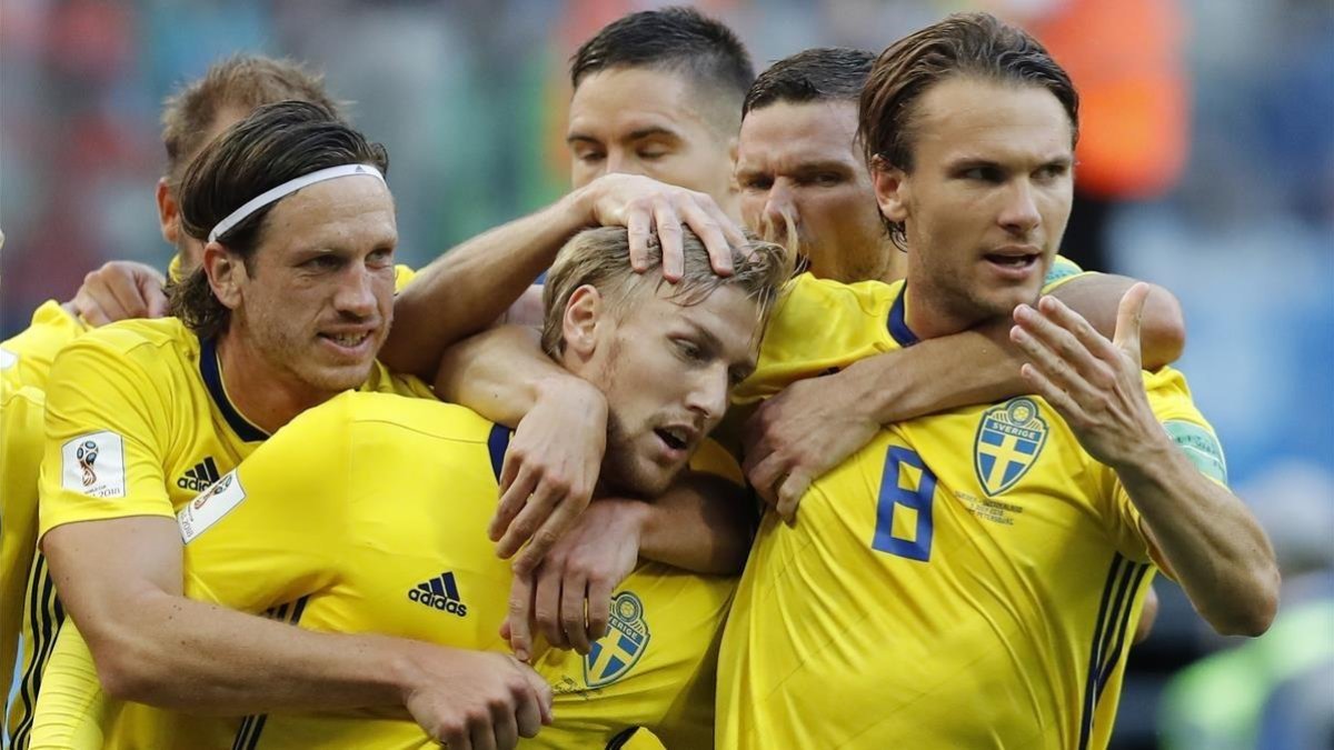 Los jugadores suecos felicitan a Forsberg, en el centro de la imagen, tras su gol a Suiza.-AP / EFREM LUKATSKY