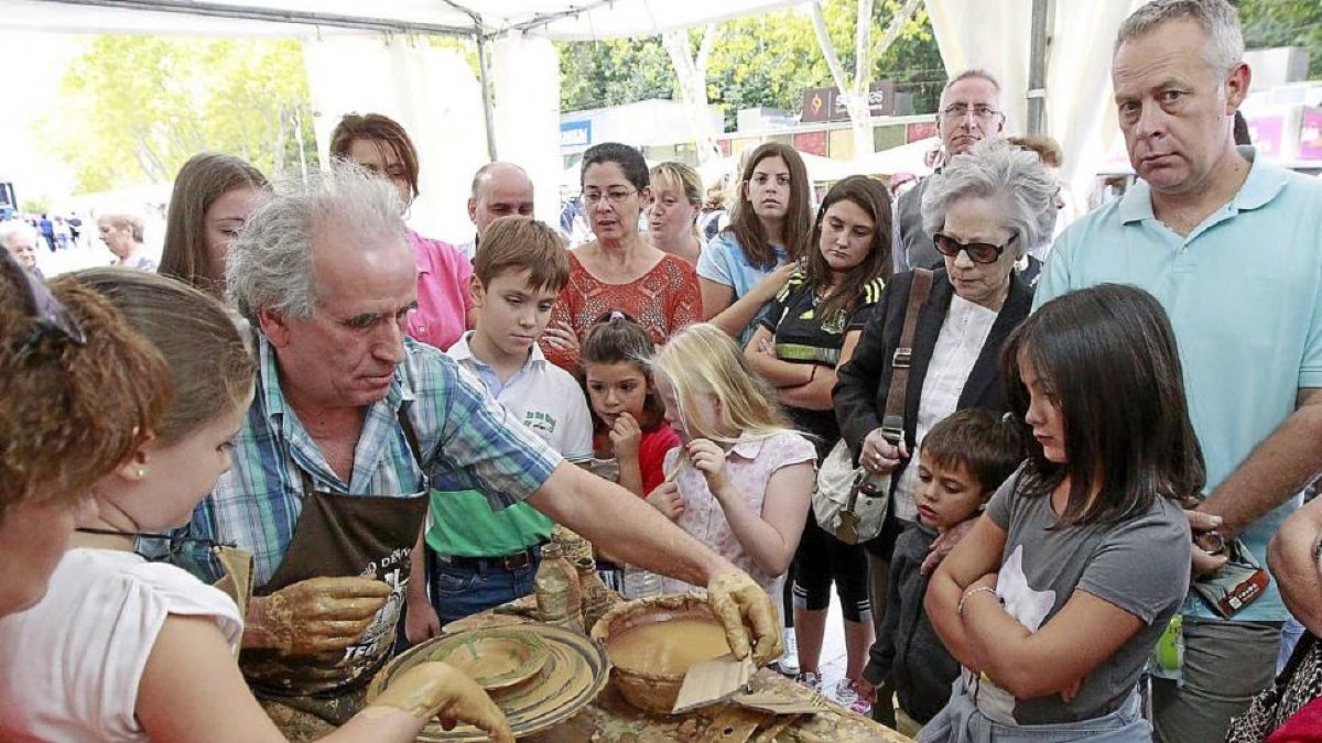 Feria de la cerámica en el Paseo Central del Campo Grande.-J. M. LOSTAU