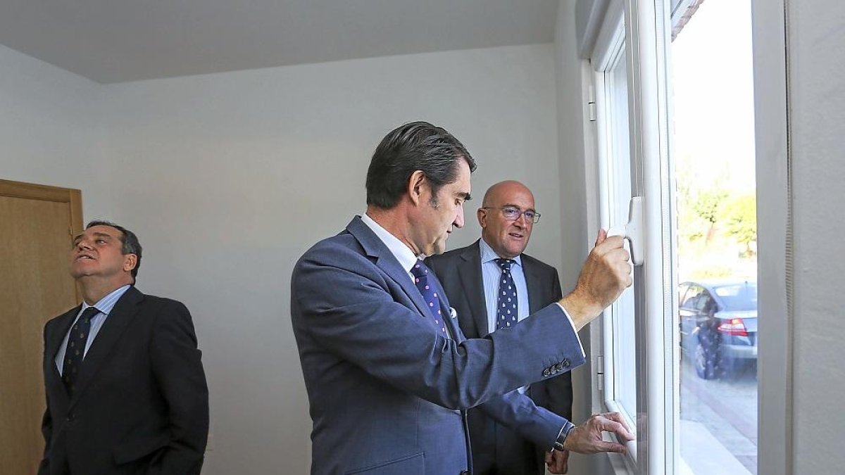 Pablo Trillo, Juan Carlos Suárez-Quiñones y Jesús Julio Carnero ayer, durante la visita a la vivienda de Alcazarén.-ICAL