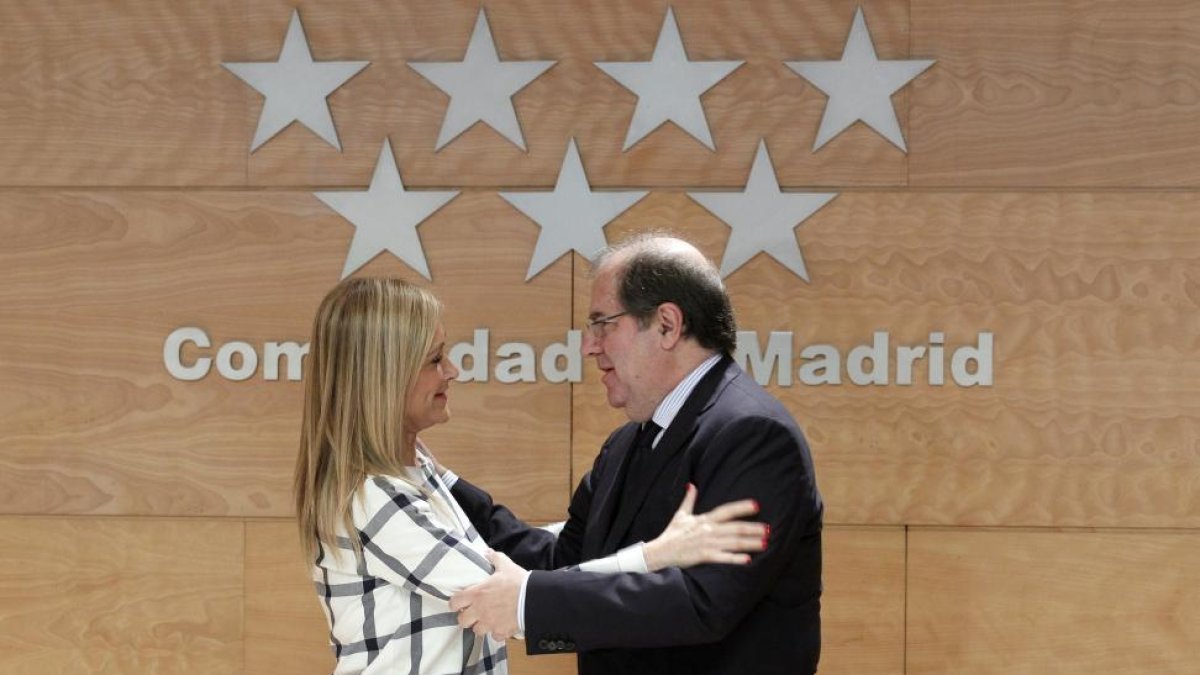 El presidente de la Junta de Castilla y León, Juan Vicente Herrera y la presidenta de la Comunidad de Madrid, Cristina Cifuentes, firman un acuerdo en materia de transporte público de viajeros.-ICAL