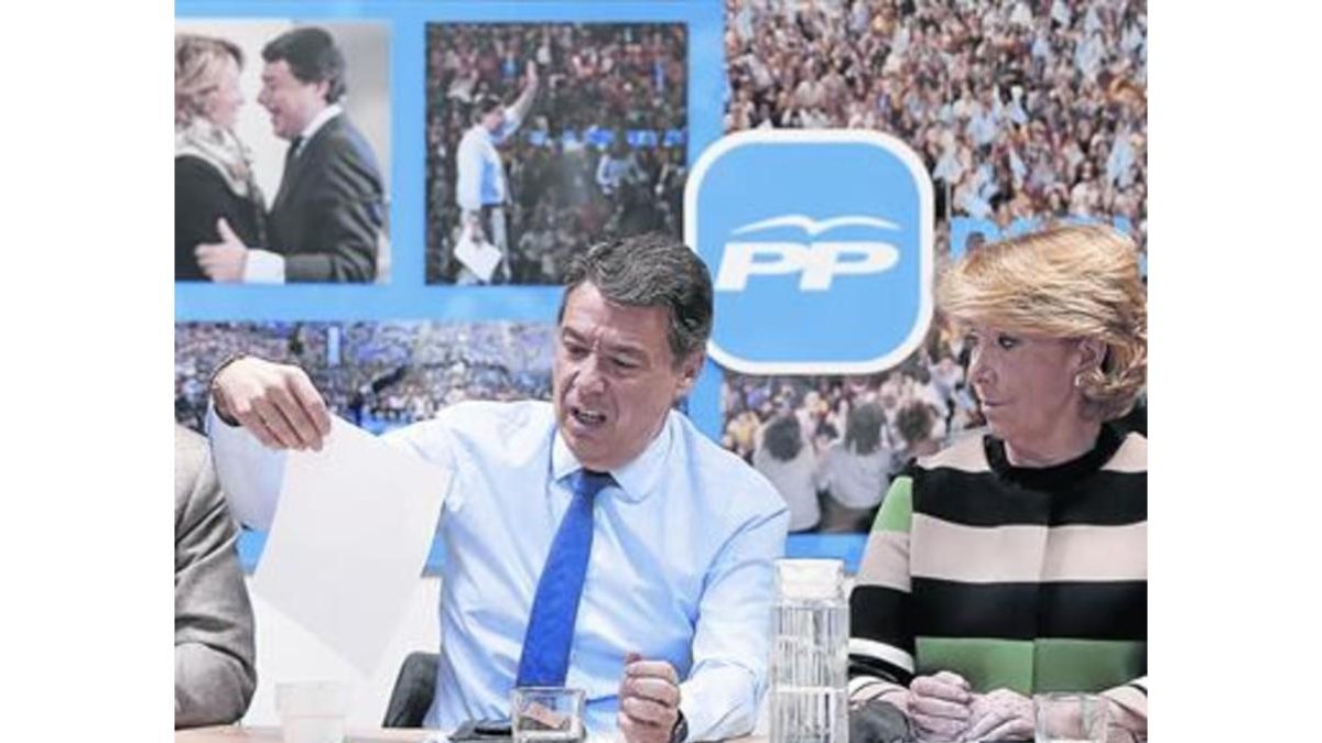 Ignacio González y Esperanza Aguirre, en una reunión de la dirección del PP de Madrid, en marzo del 2015.-JOSÉ LUIS ROCA
