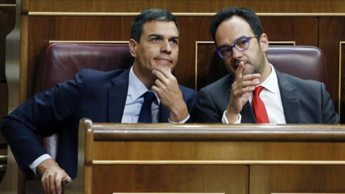 Pedro Sánchez y Antonio Hernando, el pasado martes en el Congreso.-JUAN MANUEL PRATS