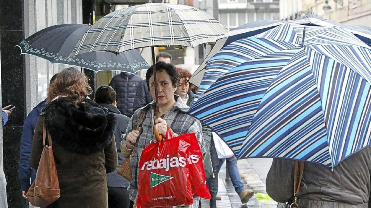 Transeúntes en la calle Santiago durante un día de rebajas.-J.M. LOSTAU