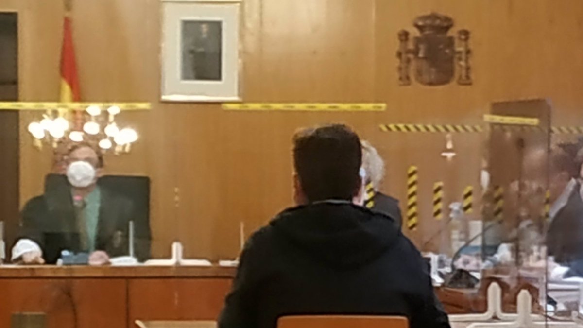 El agente de seguros, de espaldas, durante el juicio celebrado en la Audiencia de Valladolid. - EUROPA PRESS.