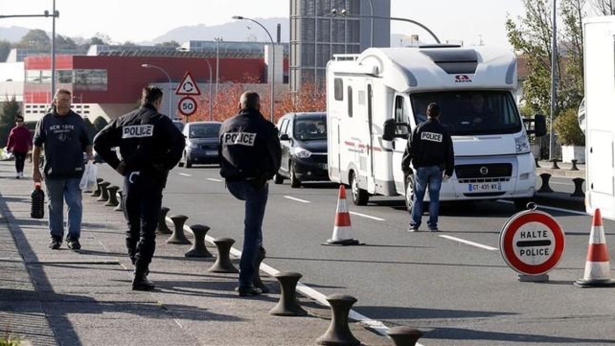 La policía francesa realiza un control en el puente que une Irún con Hendaya.-EFE