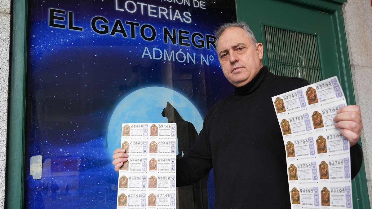 Julio Díez en su administración de lotería en la plaza Mayor de Valladolid.- J. M. LOSTAU