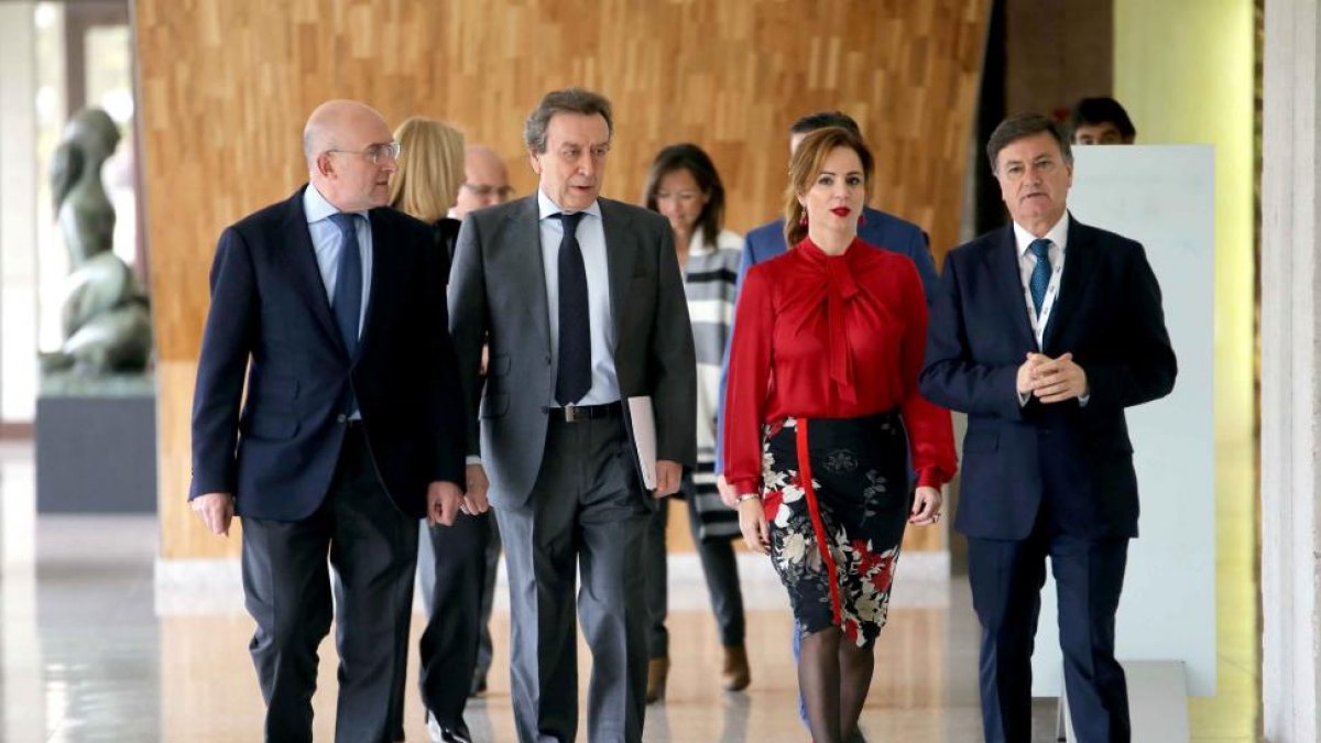 (I a D) El presidente de la Diputación de Valladolid, Jesús Julio Carnero; el consejero de Presidencia, José Antonio de Santiago Juárez; la presidenta de las Cortes, Silvia Clemente; y el presidente de la FRMP, Francisco Vázquez, a su llegada a la XV Asam-ICAL