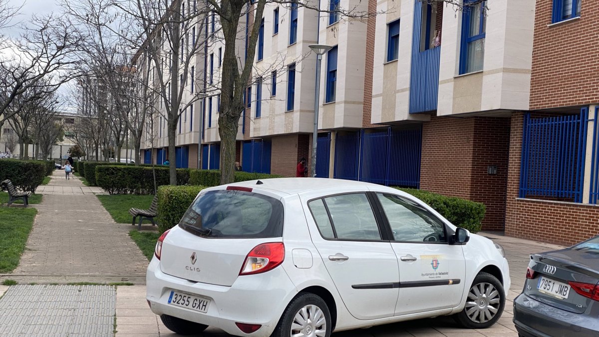 Vehículo del Ayuntamiento de Valladolid estacionado en la acera de la calle Álvarez Taladriz. TWITTER