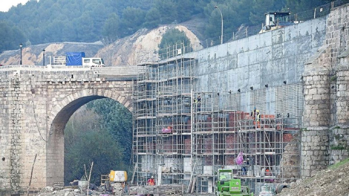 Trabajos en el puente, ayer por la tarde en Cabezón de Pisuerga.-Pablo Requejo