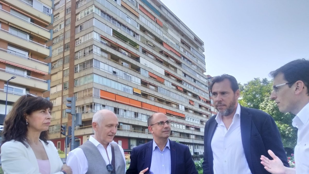 Óscar Puente, líder del PSOE en Valladolid, junto a otros miembros de la formación. -E.M.