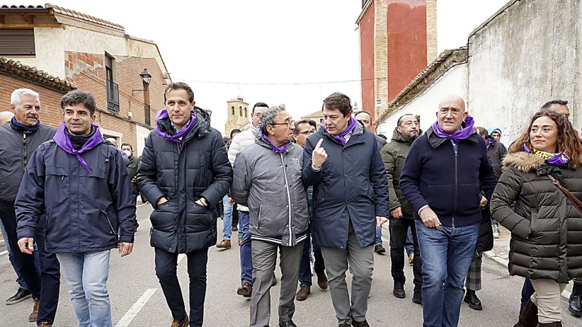 Zapatero, Íscar, Alonso, Mañueco, Carnero y González Corral, ayer en Villalar. ICAL