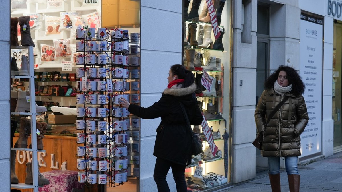 Una mujer observa productos de regalo en una tienda en la calle Mantería deValladolid. J.M. LOSTAU