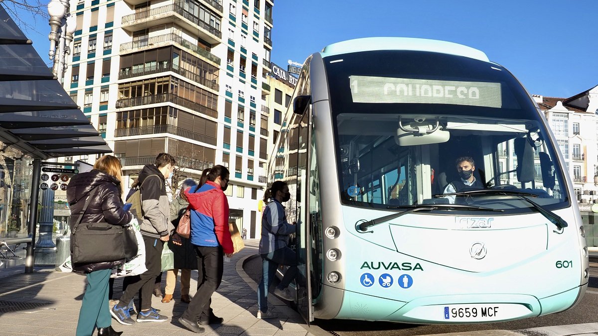 Autobús urbano en la parada de la plaza de Zorrilla.- PHOTOGENIC