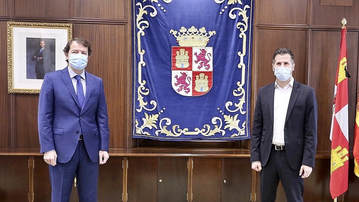 El presidente de la Junta, Alfonso Fernández Mañueco, y  el líder de la oposición Luis Tudanca, con mascarillas antes de la reunión. ICAL