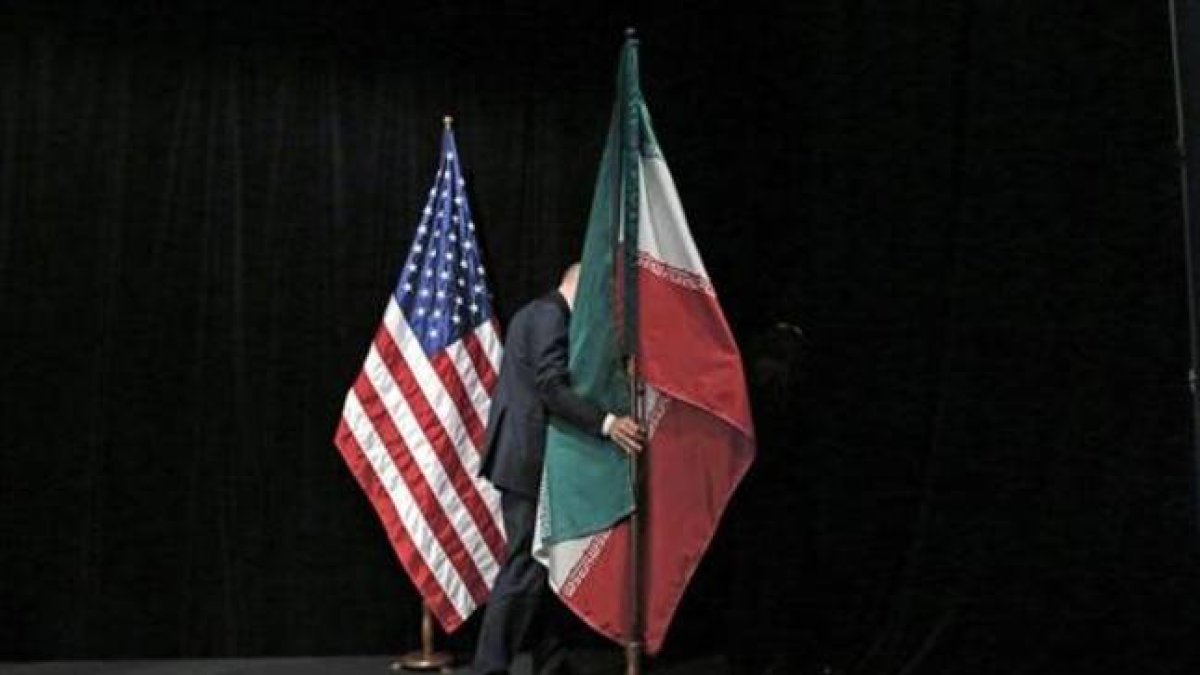 Las banderas estadounidense e iraní, en la sala de reuniones de Viena, este martes.-