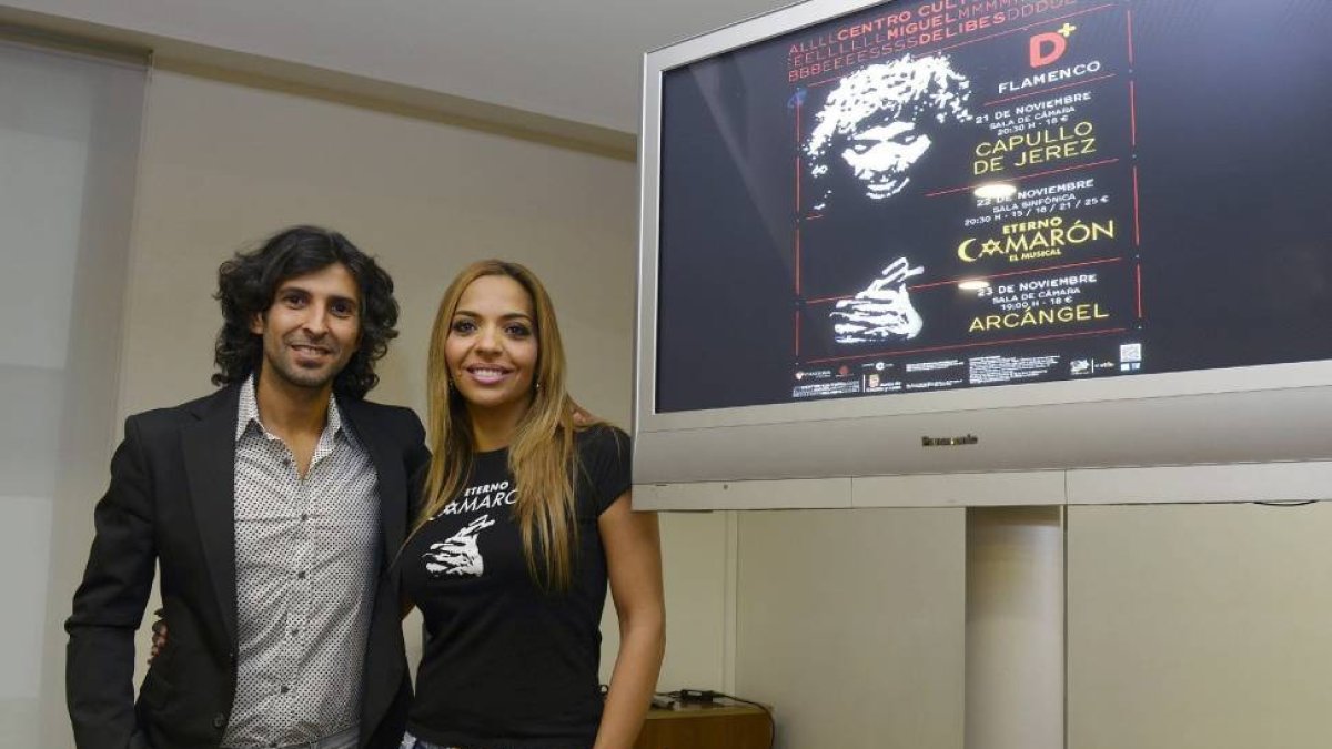 El cantaor "Arcángel" y Gema Monge, hija del mítico Camarón de la Isla, durante la presentación en Valladolid del ciclo "Delibes + Flamenco"-Efe