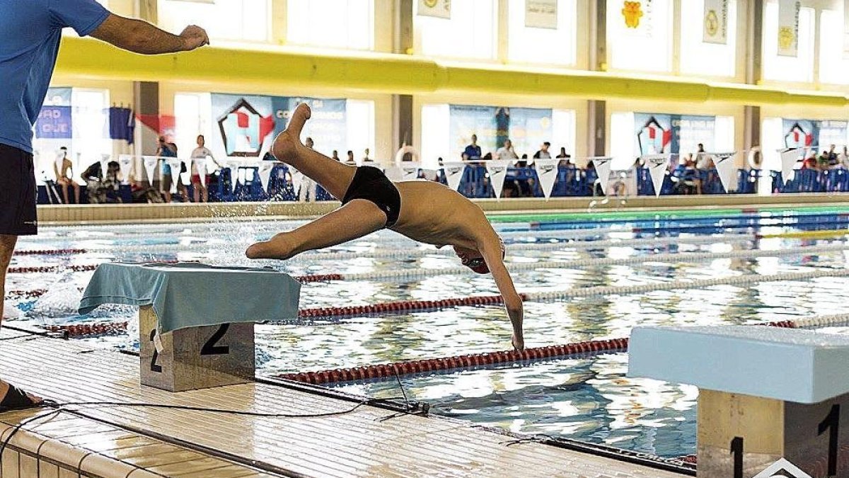 El vallisoletano Luis Huerta se lanza a la piscina durante una prueba.-E.M.