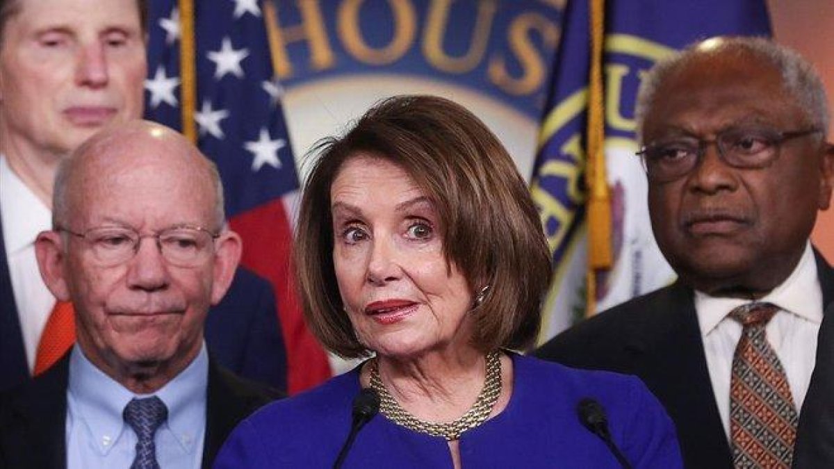 La líder de los Demócratas en la Cámara de Representantes, Nancy Pelosi, junto a otros diputados del partido, el pasado 22 de mayo.-JONATHAN ERNST (REUTERS)