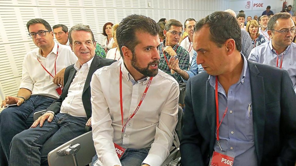 El Secretario General del PSOE de Castilla y León, Luis Tudanca (centro)-E.M.