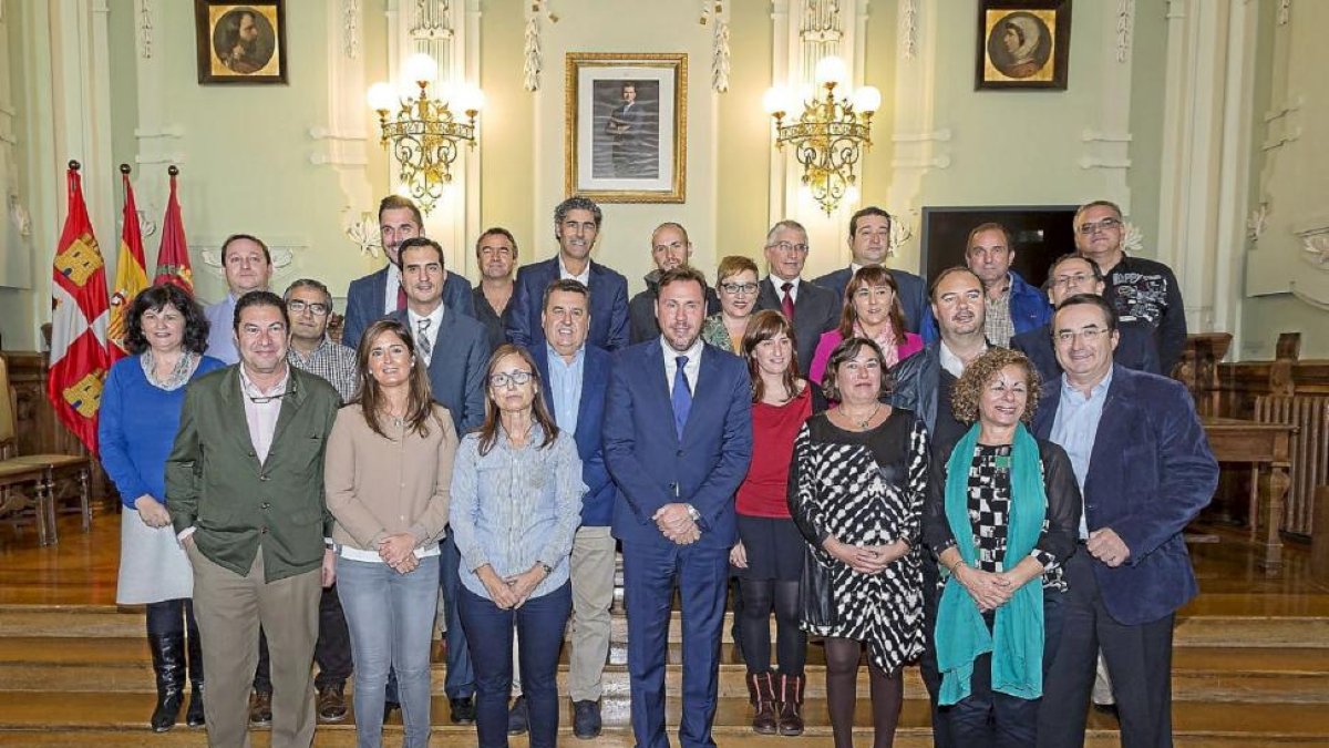 Foto de familia de los alcaldes de municipios del alfoz integrantes de la Comunidad Urbana.-M. Á. Santos