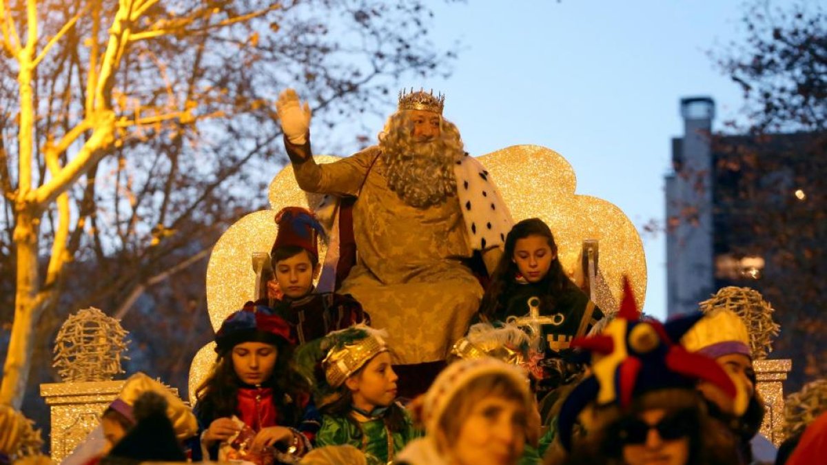 El rey Melchor durante la Cabalgata de Reyes en Valladolid-ICAL