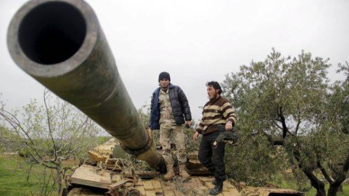 Rebeldes de la brigada Suqour al-Sham sobre un tanque durante los combates contra las tropas leales a al Asad.-Foto: REUTERS / MOHAMAD BAYOUSH