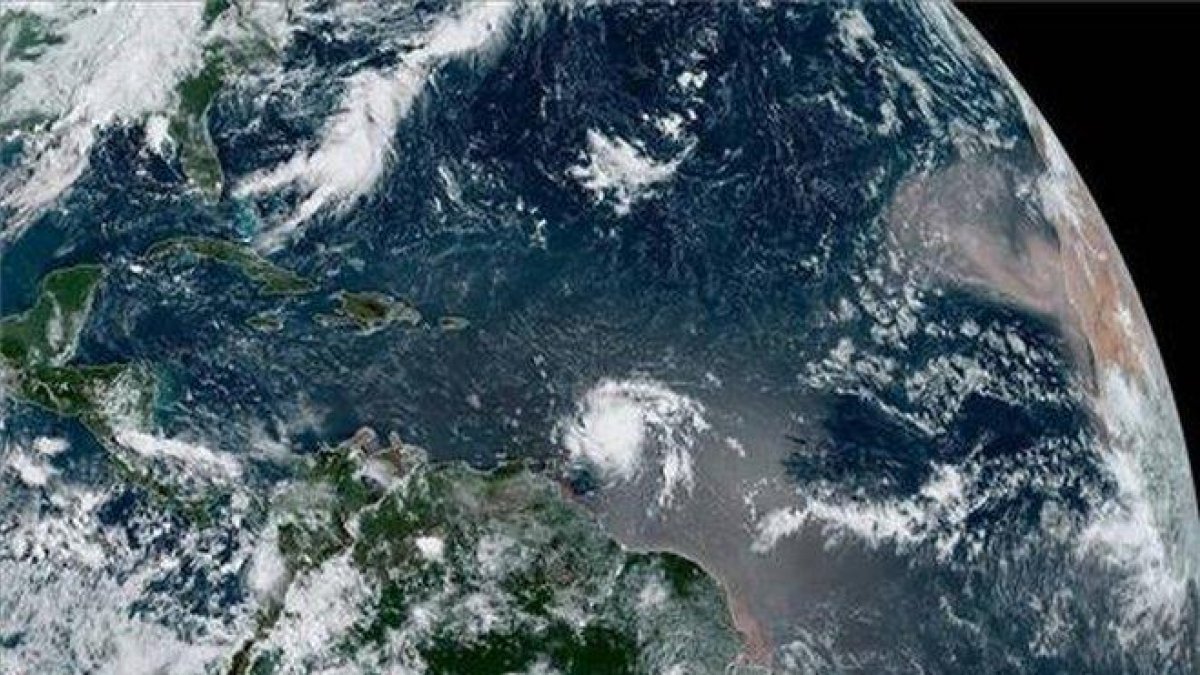 Fotografía donde se muestra el paso de la tormenta tropical Dorian por el Caribe.-EFE