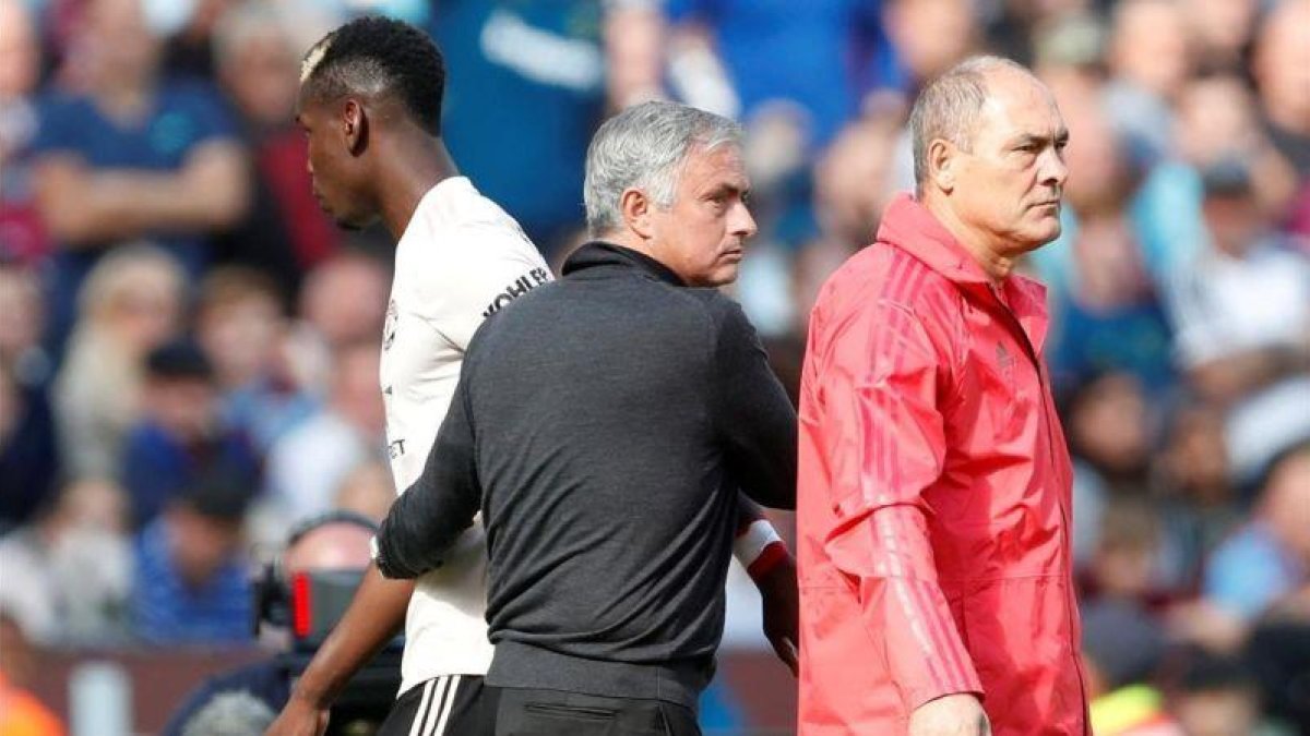 Mourinho saluda a Pogba después de sustituirle en la derrota del West Ham al Manchester United.-EL PERIÓDICO