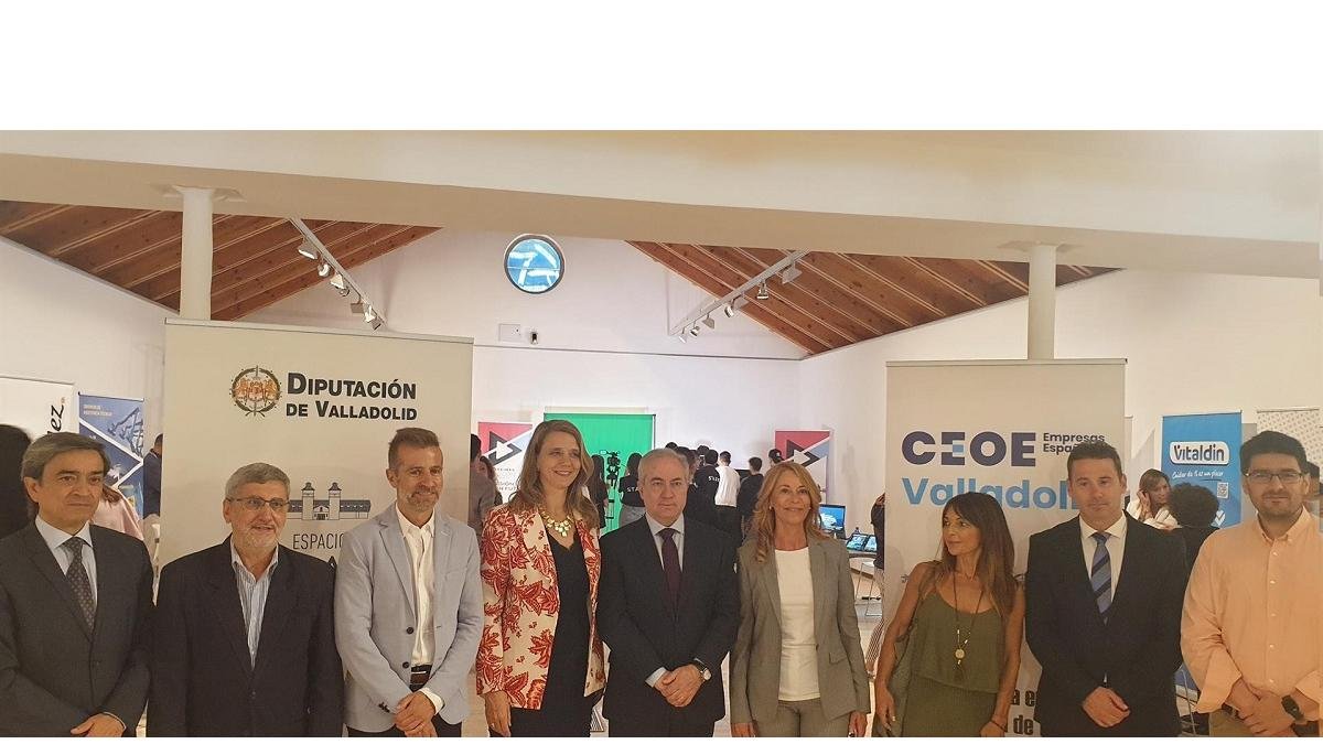 Diferentes cargos de la CEOE Valladolid, la Diputación provincial y de CaixaBank Dualiza durante la inauguración de la I Feria de Formación Profesional. - E. PRESS