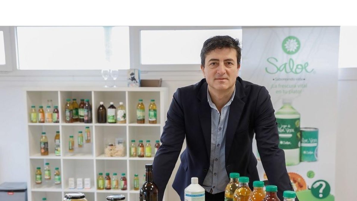 El director general de la empresa Naturae, Juan Manuel Sanz, en la factoría vallisoletana, con alguno de los productos que exporta a 14 países. - J. M. LOSTAU