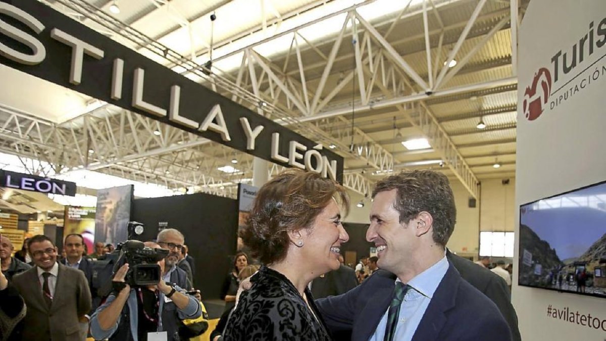 Josefa García Cirac saluda a Pablo Casado, ayer en la Feria Intur.-Ical