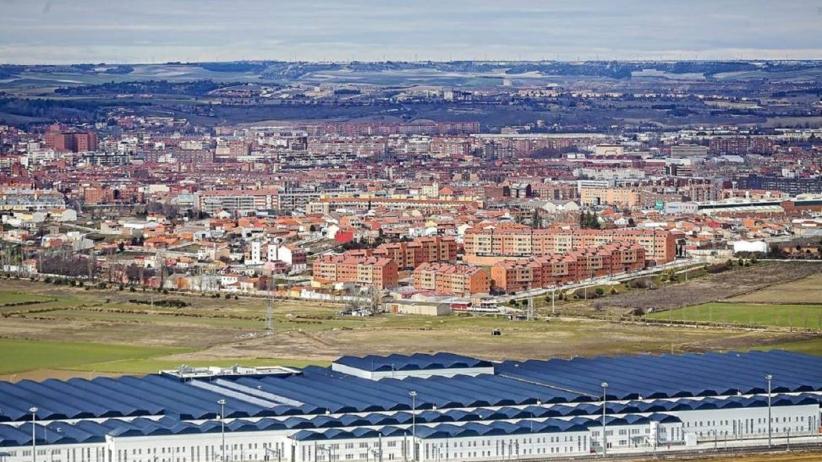 Los nuevos talleres, en el páramo de San Isidro, con la ciudad al fondo-P. REQUEJO