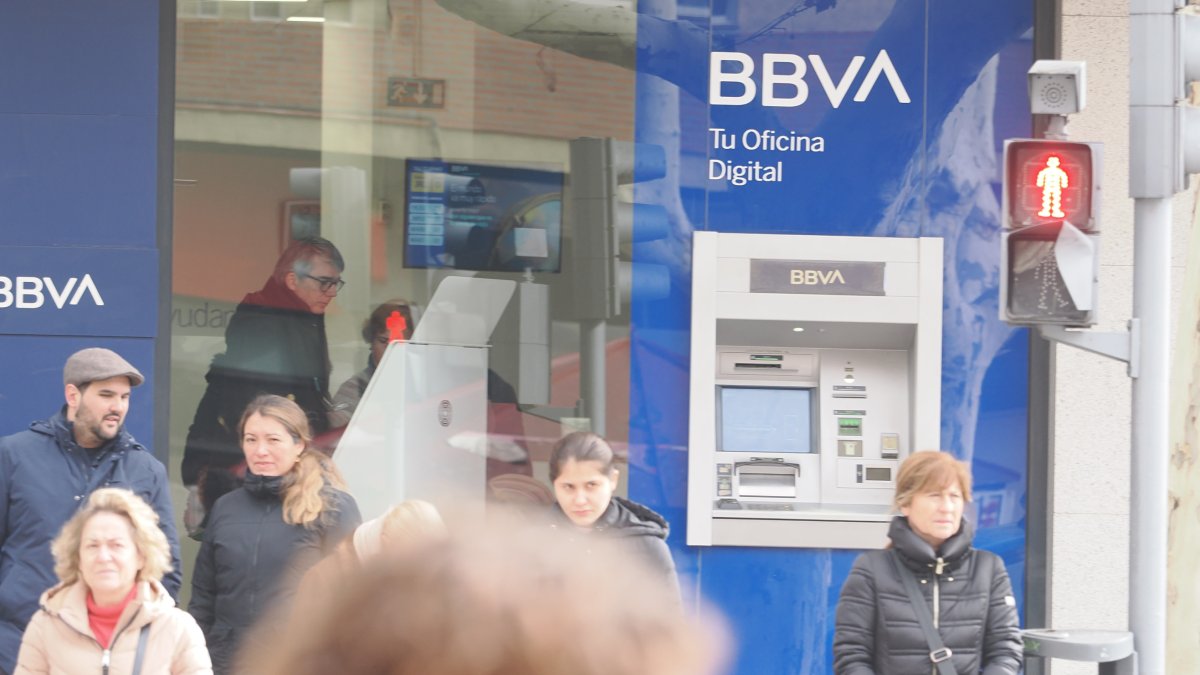Los delincuentes retiraron 8.000 euros en cajeros del BBVA en Valladolid en cuatro extracciones. -PHOTOGENIC.