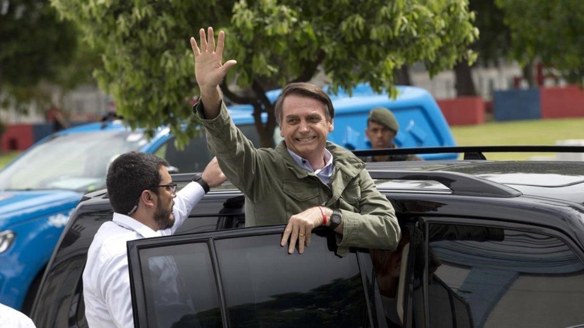 Bolsonaro saluda a sus seguidores tras depositar su voto.-AP / SILVIA IZQUIERDO