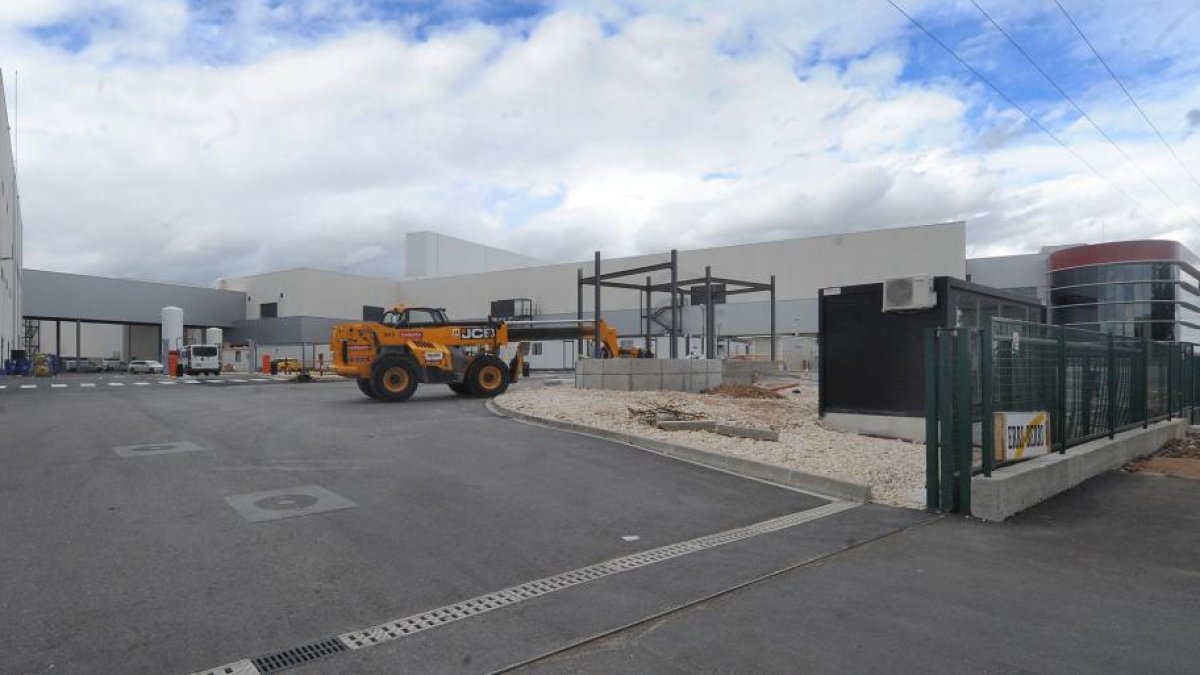 Una máquina trabaja en el acceso de la nueva planta de Campofrío en Burgos-ISRAEL L. MURILLO