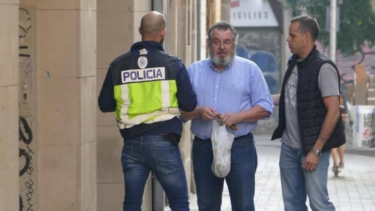 Víctor Terradellas, junto a dos agentes en la sede de Ciutat Vella en mayo del 2018, cuando fue detenido.-RICARD FADRIQUE