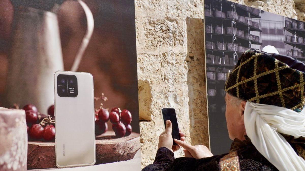 Presentación del Xiaomi 13 Series en el Museo Provincial del Vino, en el castillo de Peñafiel (Valladolid) en la Milla de Oro del Vino-Provincia de Valladolid. Asiste el presidente de la Diputación Provincial, Conrado Íscar; el alcalde de la localidad, Roberto Díez, y los maestros artesanos que han participado en la grabación de la campaña. -ICAL