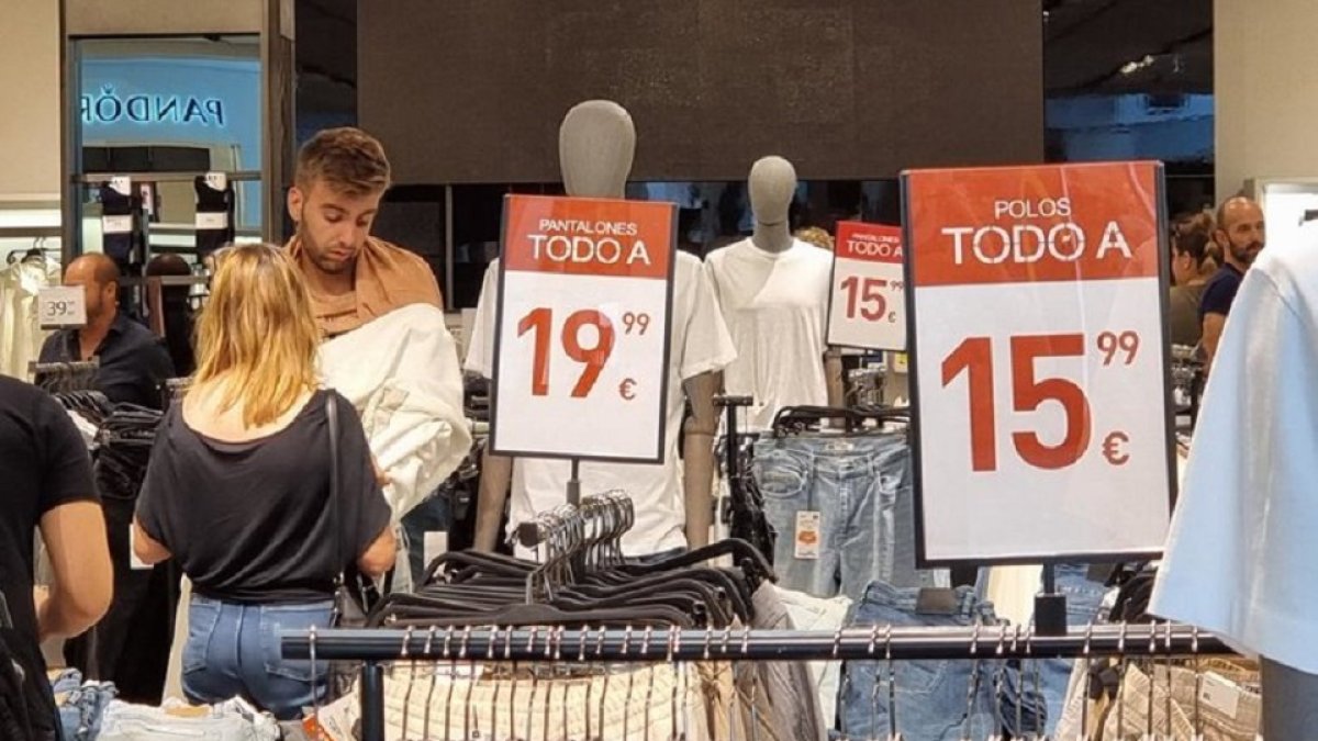 Campaña de rebajas en una tienda de Valladolid. PHOTOGENIC