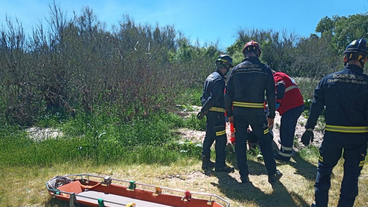 Bomberos de la Diputación en Tudela de Duero. / E.M.