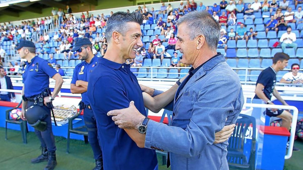 Martí y Herrera se saludan antes del encuentro.-ARABA PRESS