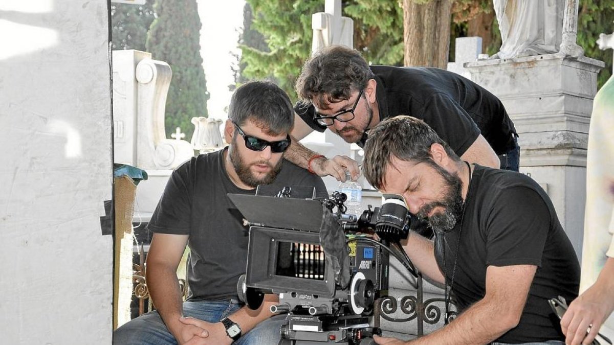 El director Chris Downs (centro), durante el rodaje de un corto premiado en la Semana de Medina.-SANTIAGO