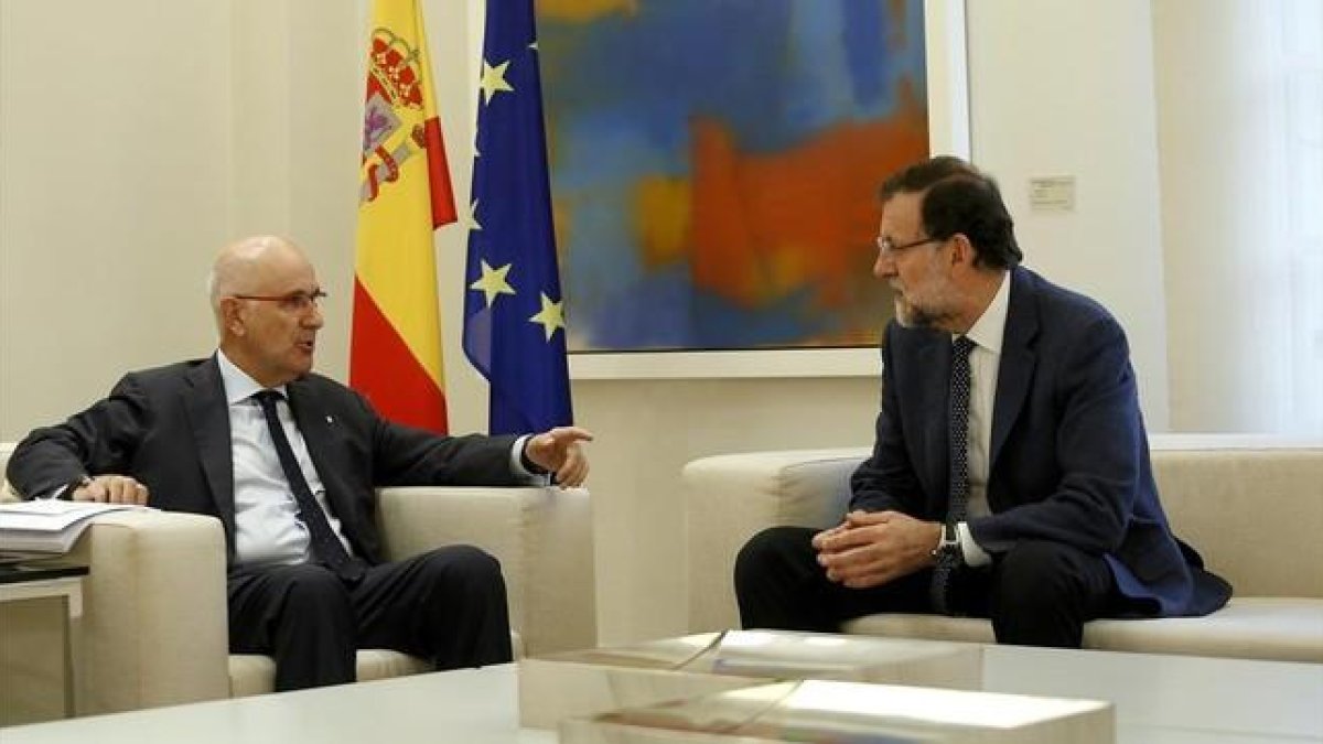 El líder de Unió, Josep Antoni Duran Lleida, durante su encuentro con el presidente del Gobierno, Mariano Rajoy, este martes en la Moncloa.-DAVID CASTRO