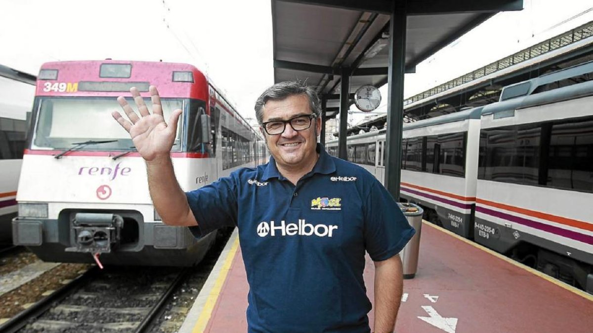 El entrenador vallisoletano Paco García en la estación Campo Grande en su etapa con el Mogi das Cruzes brasileño.-J. M. LOSTAU