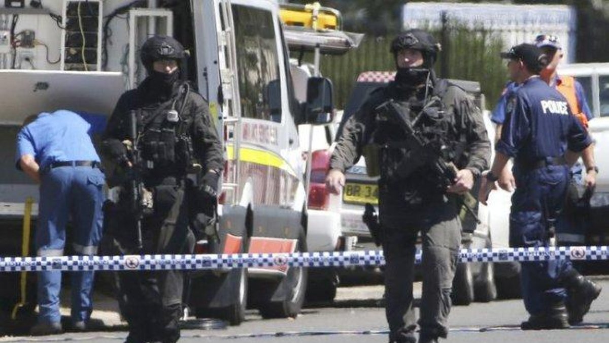 La policía en Australia controla la escena de un tiroteo.-AP